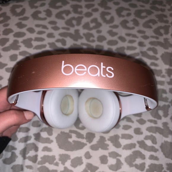 Apple Rosegold Beats Solo3 Wireless Headphones - Picture 5 of 16